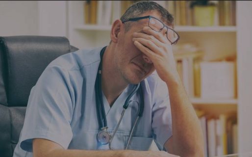 El reclamo viral de un pediatra: “Vivo de guardia y gano casi lo mismo que un paseador de perros”