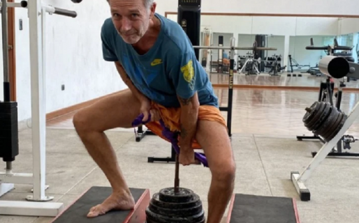 El argentino que levanta 75 kilos con los testículos