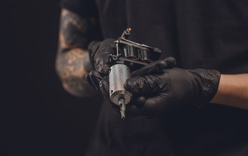 Una pareja quería tatuarse la mano de su hija pero el tatuador no respetó la consigna