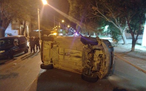 Un vehículo protagonizó un impresionante vuelco en la avenida Alsina