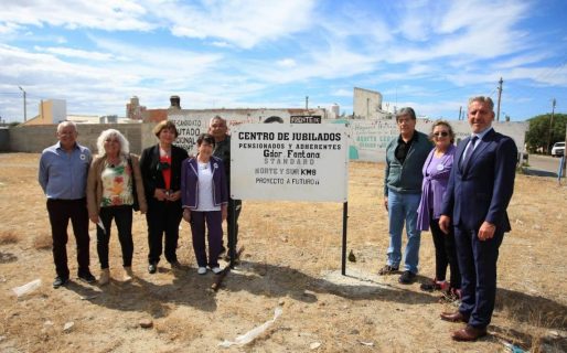 Arcioni firmó un acuerdo de cesión de tierras al Centro de Jubilados de Km.8 para construir su propia sede social