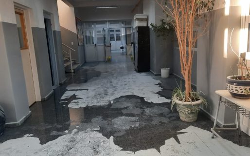 Vandalismo en una escuela de Madryn: vaciaron matafuegos y destrozaron un tanque de agua