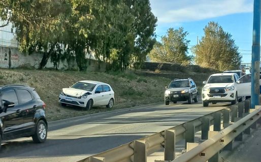 Día de choques: un auto impactó una camioneta en el acceso sur