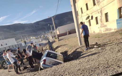 Un automóvil Chevrolet Corsa se metió en una zanja en km. 3