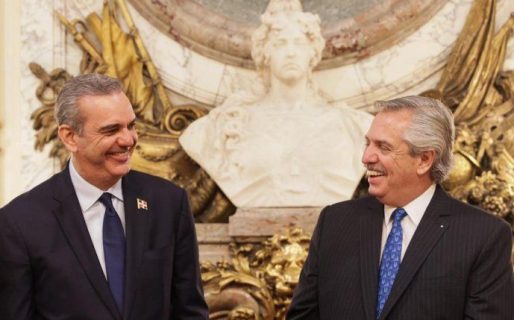 El presidente de Dominicana dijo que «los argentinos que vengan al país tendrán una clase de merengue gratis»