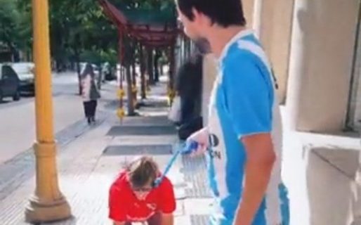 Apuesta cumplida: un hincha de Racing sacó a pasear a su amigo de Independiente