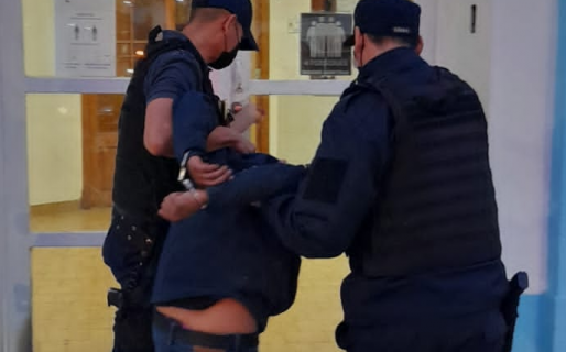 “Arriba las manos, esto es un asalto” gritó un ladrón portando una pistola de aire comprimido: lo redujeron a golpes