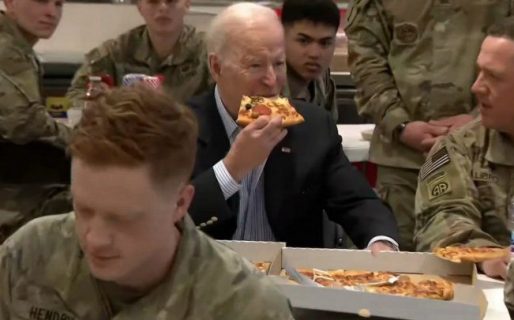 Biden comió pizza en Polonia junto a soldados estadounidenses