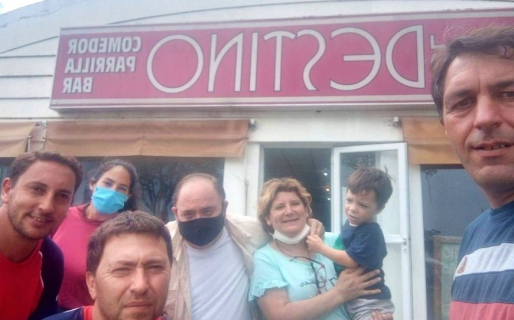 Bomberos volvían de servir en Corrientes y pararon a comer: les regalaron la comida por su gran labor