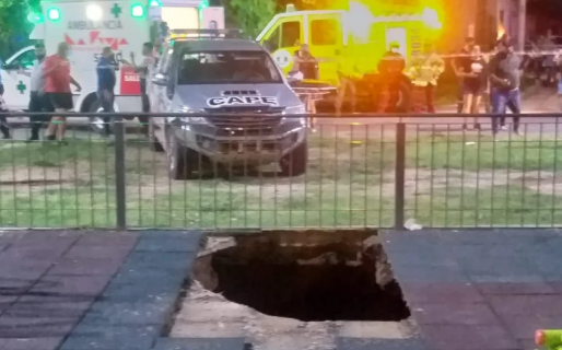 Dos mujeres y un bebé cayeron en un pozo de 6 metros que se abrió de la nada