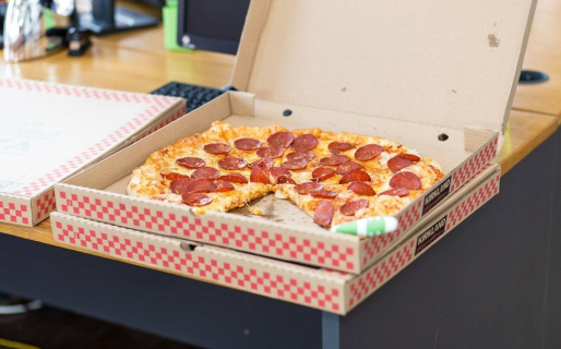 ¿Lo tenías? Un usuario reveló un truco para hacer que la caja de la pizza entre bien en la basura