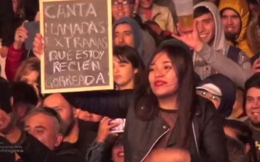 «Estoy recién gorreada, cantá Llamadas Extrañas»: el curioso cartel en un recital de Ángela Leiva
