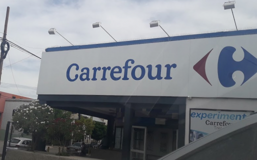 Una mujer se agarró a trompadas y destrozó electrodomésticos en un supermercado