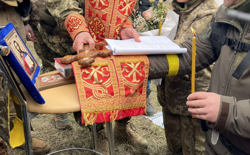 Amor en tiempos de guerra: dos soldados ucranianos se casaron en la frontera de Kiev