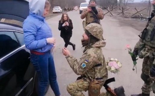 Un soldado ucraniano le pidió casamiento a su novia, ¡y ella dijo que sí!