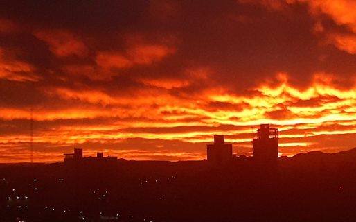 El fin de semana comienza caluroso pero con mucho viento