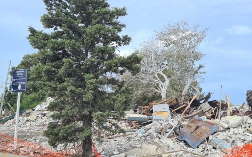 Derrumbaron el histórico edificio de la Comisaría de Km.8