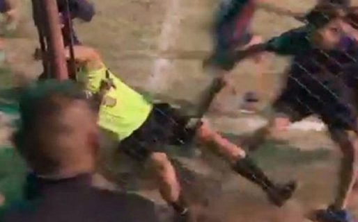 Perdieron un partido por penales y todo el equipo fue a golpear al árbitro