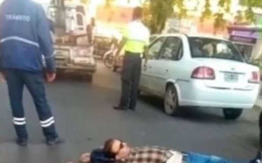 Se olvidó la cédula verde, quisieron secuestrarle el auto y fingió un desmayo