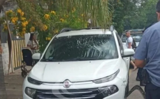 Un hombre y una mujer circulaban desnudos, ebrios, discutiendo y hasta chocaron a una inspectora