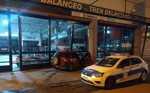 Perdió el control de su camioneta y terminó estrellándose contra una gomería