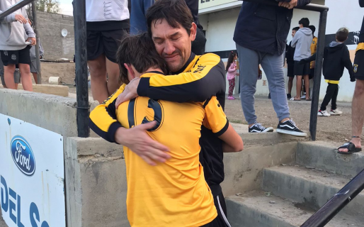 Tiene 13 años, debutó en la primera de Rada con un gol y se fundió en un emotivo abrazo con su padre