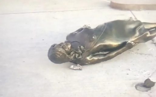 Vandalizaron las estatuas de Néstor y de Cristina Kirchner