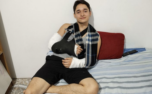 Una rueda le explotó en la cara y le quebró ambos brazos: su operación costará $175.000 pesos