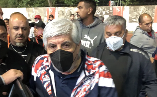 Escándalo: Hugo Moyano se cruzó con los hinchas de Independiente y los invitó a pelear