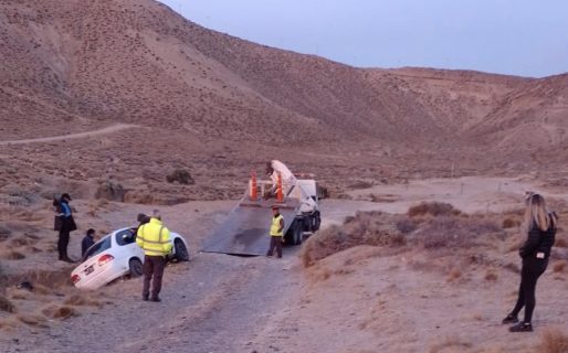 Manejaba borracho con su novia, casi vuelca y pidió ayuda a la Policía