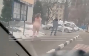 ¿Qué hace? El video de una mujer que corre completamente desnuda a un policía en Rusia