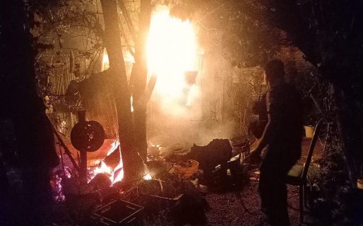 Hizo un asado con amigos, salió y se le incendió el galpón de su casa