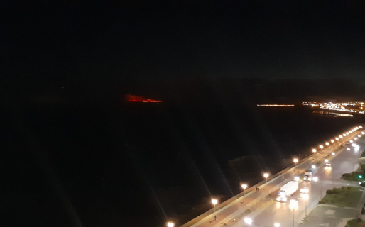 Un voraz incendio al norte de Caleta Olivia se puede ver desde Comodoro