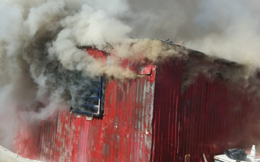 Dejó cargando el celular y se le terminó incendiando la casa