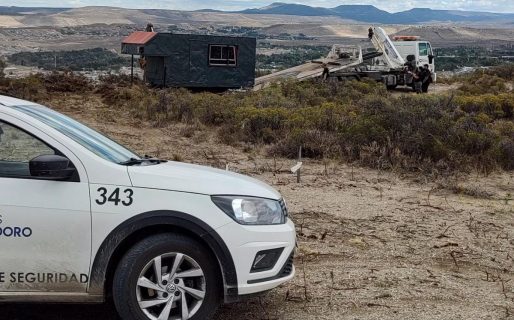 Le dieron aviso de desalojo, se enojó y atacó a una funcionaria municipal