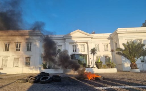 Trabajadores de Jomar se manifiestan en la Administración de YPF