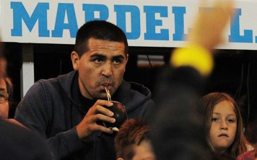 Con el televisor silenciado y escuchando una cumbia: así mira Riquelme los partidos de Boca