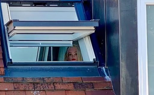 Construyó una ventana, los vecinos se quejaron y les puso un maniquí que los miraba: terminó en juicio