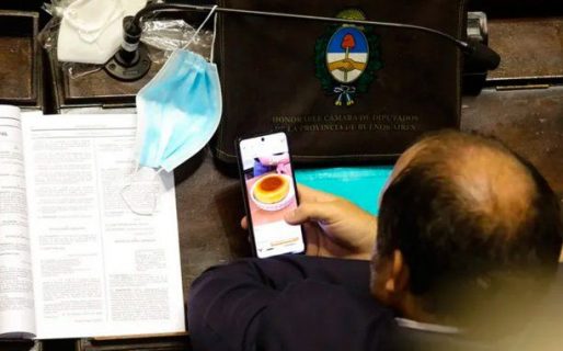 Un legislador bonaerense se puso a mirar cursos de cocina mientras Kicillof daba un discurso