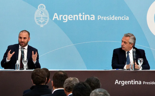 Tras los cambios al proyecto, Guzmán quedó más debilitado, pero el Presidente insiste en que “no le soltará la mano”