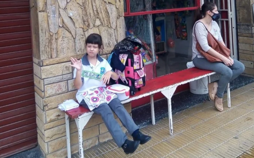 Tiene 6 años y su colegio la hizo comer afuera por ser celiaca