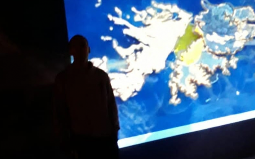 Un joven pinta un mural de Malvinas en casa de un  veterano de guerra en Palazzo
