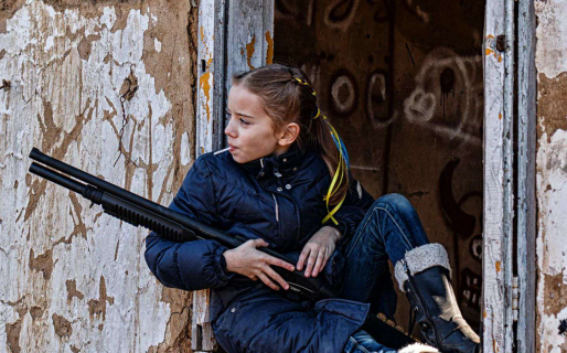 Con 9 años, desafía a Rusia con un rifle y un chupetín