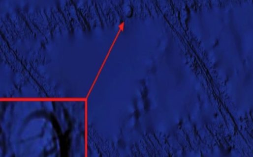 Gracias a Google Maps descubrieron un OVNI en lo que sería la Atlántida