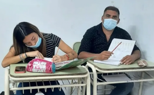 Es portero de la escuela y cursa con su hija para terminar el secundario