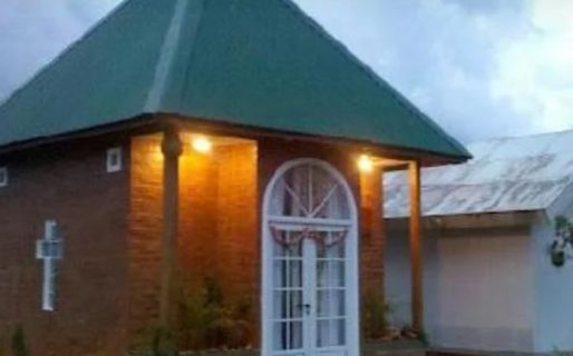 Vivía en el panteón de su difunto esposo: tenía luz, cocina y una computadora con Internet