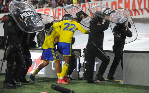 Papelón en el Monumental: los jugadores de Boca se retiraron entre proyectiles de hinchas de River