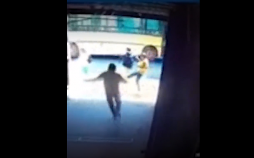 Frenó a un ladrón con una patada voladora: el hombre escapaba con $300.000 que había robado