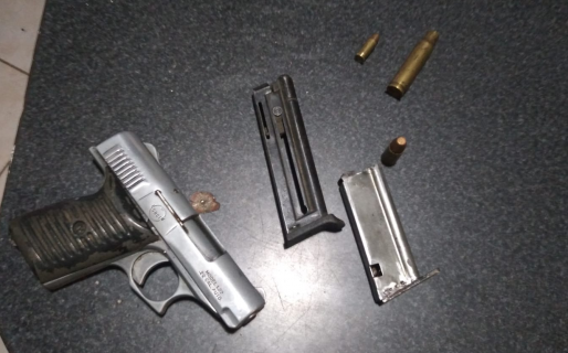 Amenazó con un arma de fuego a su propio hijo