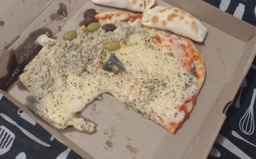 Pidió pizzas por delivery, le llegaron con una porción menos y el local le dio una insólita explicación
